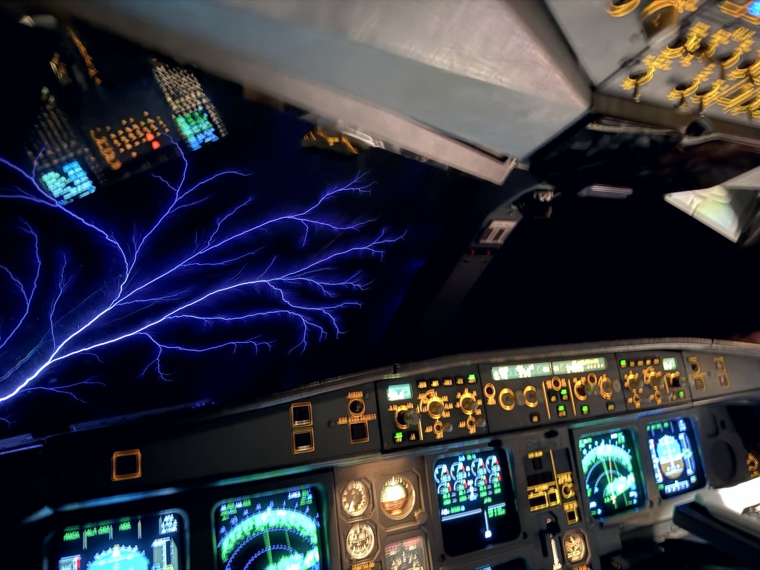 Elmsfeuer und Cockpit bei Nacht
