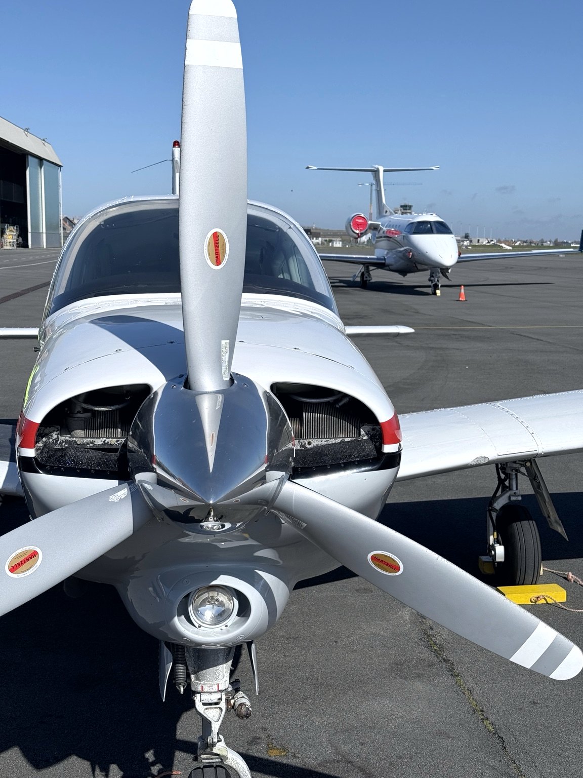 Piper Turbo Arrow vor einem Business Jet