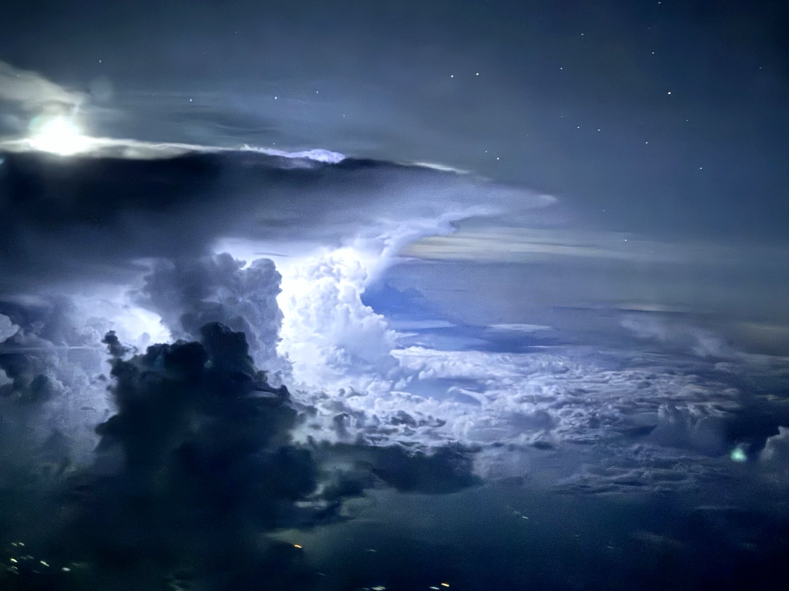 Gewitterzelle bei Nacht aus dem Cockpit