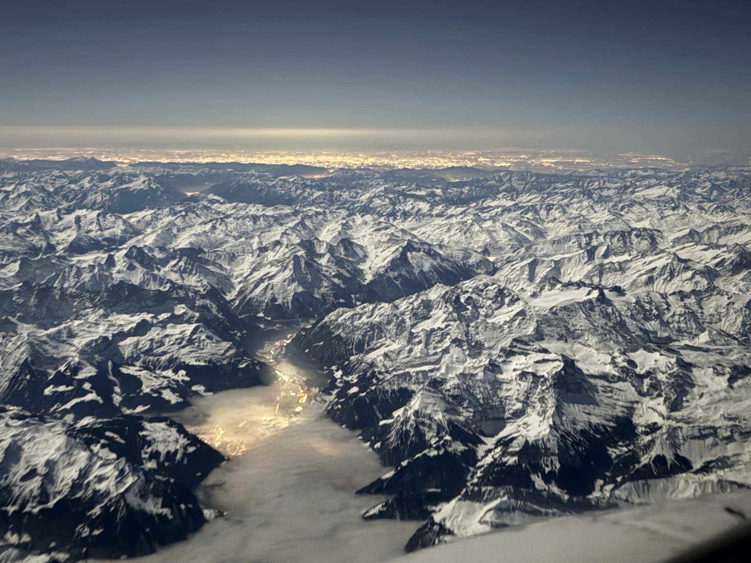 Alpen bei Nacht aus großer Höhe